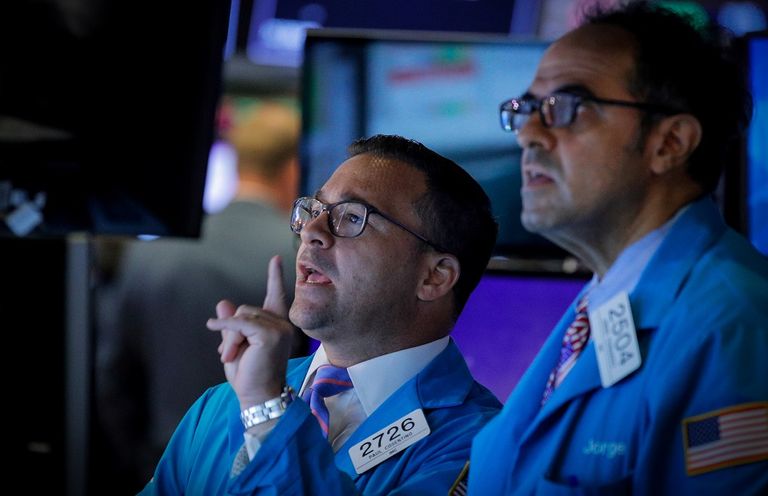 متعامل أثناء التداول في بورصة نيويورك - رويترز