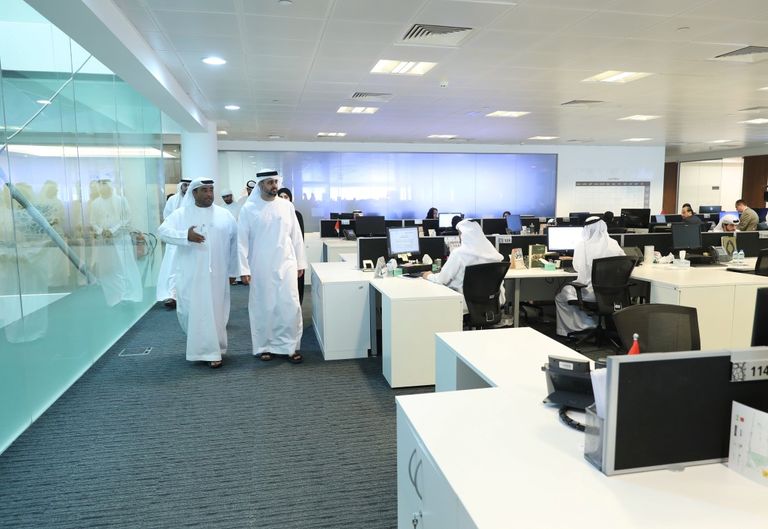 الشيخ ذياب بن محمد بن زايد آل نهيان يستمع لشرح حول العمل الجمركي