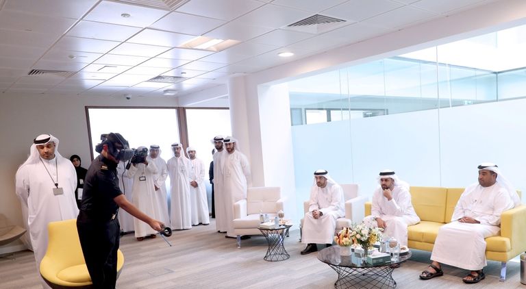 الشيخ ذياب بن محمد بن زايد آل نهيان يستمع لشرح حول العمل الجمركي