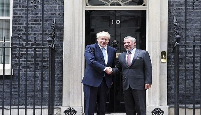 العاهل الأردني مع رئيس وزراء بريطانيا بوريس جونسون