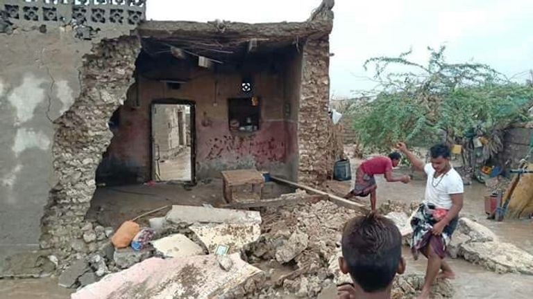 ناجون من السيول بعد إنقاذهم بواسطة قارب صيد