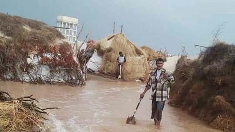 ناجون من السيول بعد إنقاذهم بواسطة قارب صيد