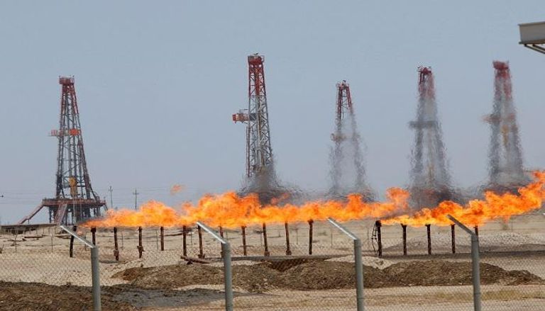 خط أنابيب في حقل الرميلة النفطي في العراق- رويترز