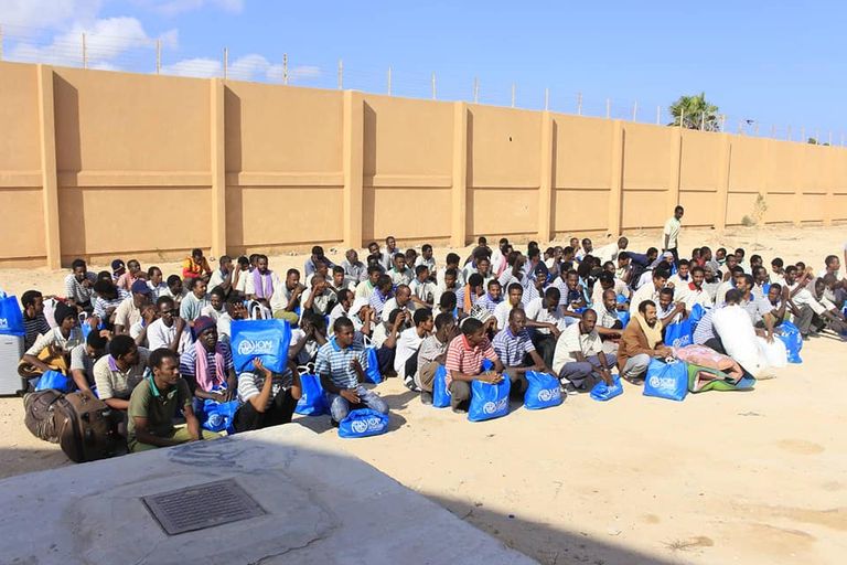 مهاجرون في مركز إيواء قنفودة قبل ترحيلهم إلى بلدانهم مهاجرون غير شرعيين قبالة سواحل ليبيا