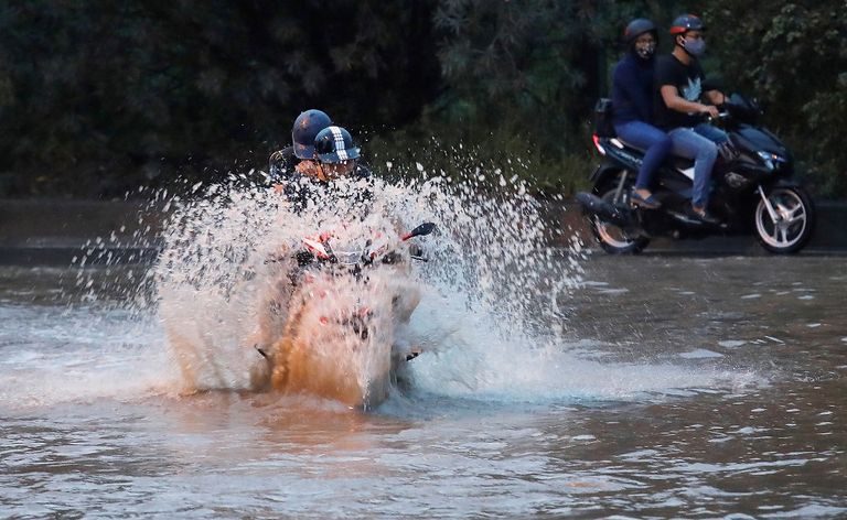 الفيضانات تقتل 8 في فيتنام