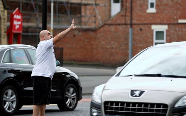 بريطاني يتولي تنظيم المرور بعد تعطل إشارات المرور انقطاع الكهرباء يشل حركة القطارات في بريطانيا