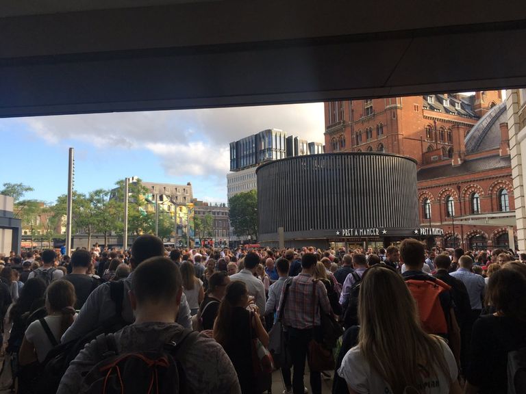 انقطاع الكهرباء يشل حركة القطارات في بريطانيا