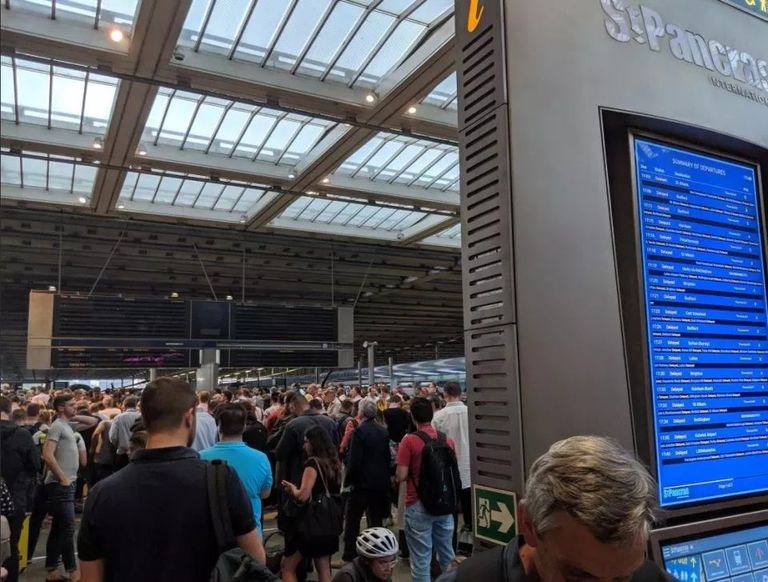 انقطاع الكهرباء يشل حركة القطارات في بريطانيا