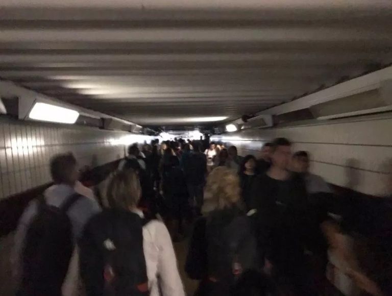 انقطاع الكهرباء يشل حركة القطارات في بريطانيا