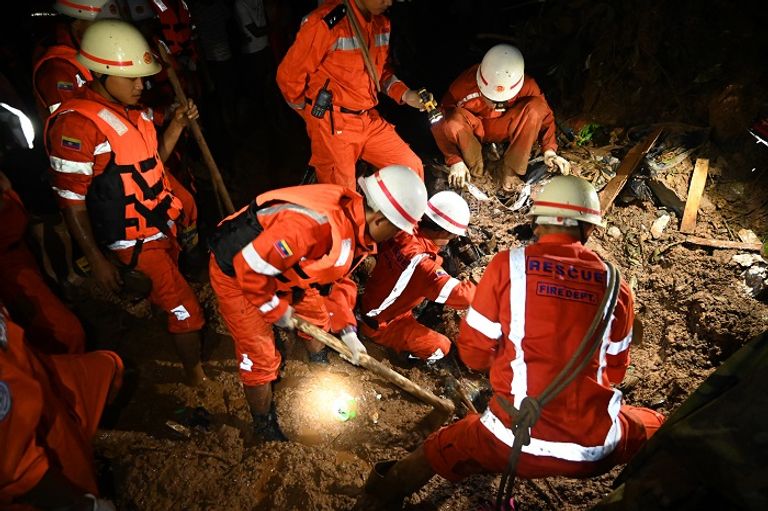 الفيضانات أجبرت عشرات آلاف السكان على مغادرة منازلهم