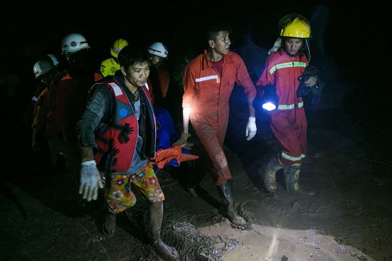 الفيضانات أجبرت عشرات آلاف السكان على مغادرة منازلهم