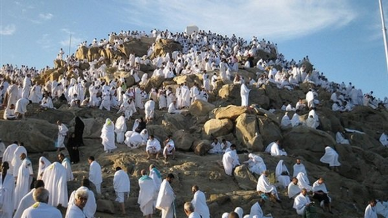 ضيوف الرحمن يتدفقون مع شروق شمس السبت إلى صعيد جبل عرفة