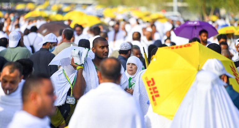 ضيوف الرحمن يتدفقون مع شروق شمس السبت إلى صعيد جبل عرفة