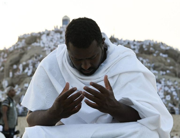 ضيوف الرحمن يتدفقون مع شروق شمس السبت إلى صعيد جبل عرفة