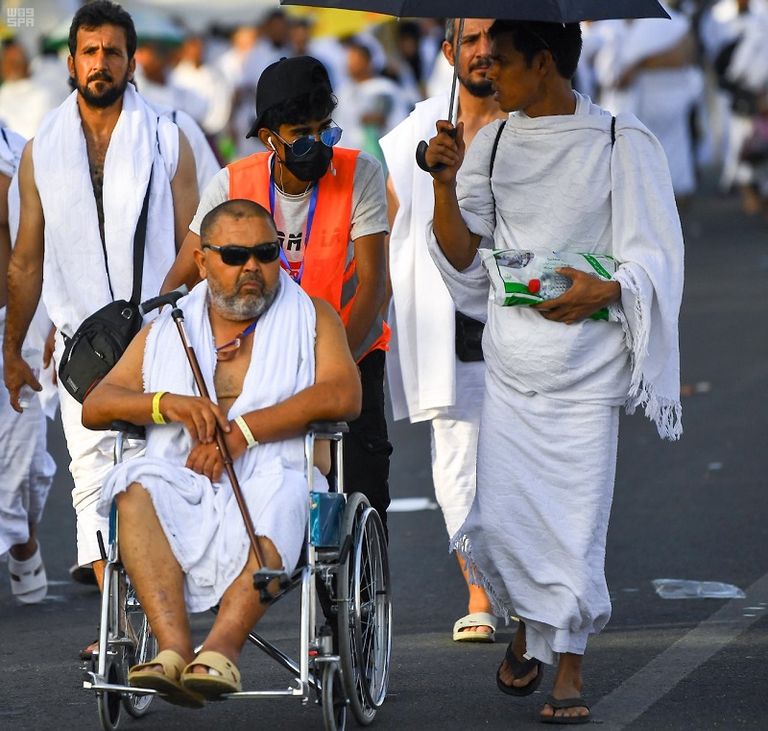 ضيوف الرحمن يتدفقون مع شروق شمس السبت إلى صعيد جبل عرفة