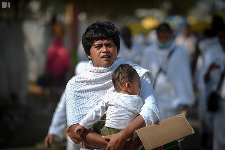 ضيوف الرحمن يستقرون على صعيد عرفات