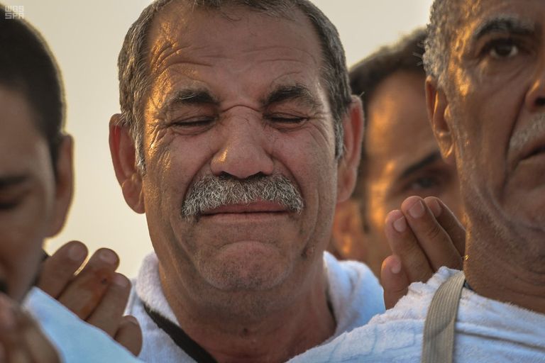 ضيوف الرحمن يستقرون على صعيد عرفات