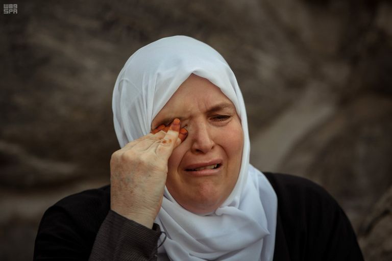 ضيوف الرحمن يستقرون على صعيد عرفات