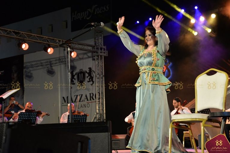 ميادة الحناوي تغني جالسة