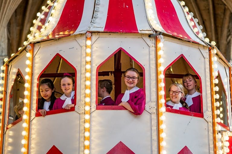 أطفال يستمتعون بالزحلوقة داخل الكاتدرائية