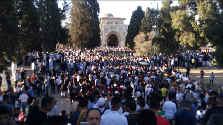 فلسطينيون خلال صلاة عيد الأضحى بمحيط قبة الصخرة