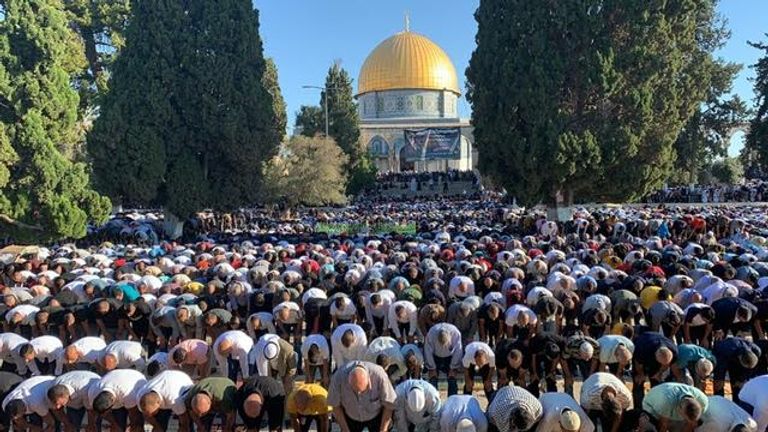 فلسطينيون خلال صلاة عيد الأضحى بمحيط قبة الصخرة