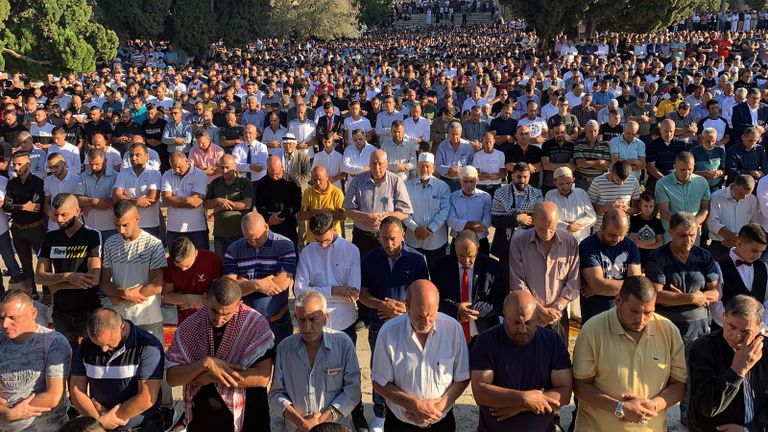 مقدسيون خلال صلاة عيد الأضحى بمحيط قبة الصخرة
