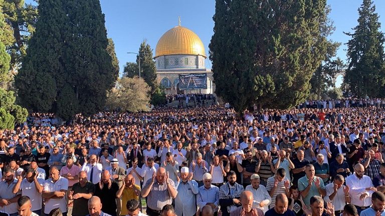مقدسيون خلال صلاة عيد الأضحى بمحيط قبة الصخرة