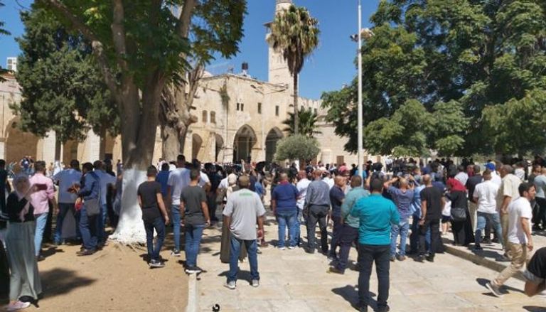 الشرطة الإسرائيلية تجبر مصلين على مغادرة المسجد الأقصى