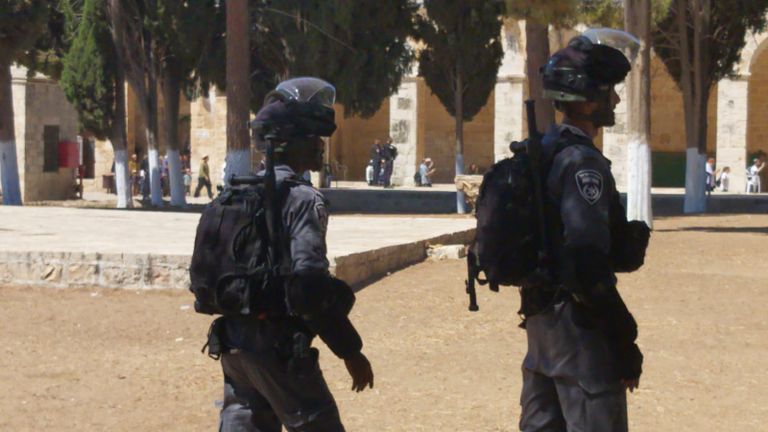 الشرطة الإسرائيلية تجبر مصلين على مغادرة المسجد الأقصى