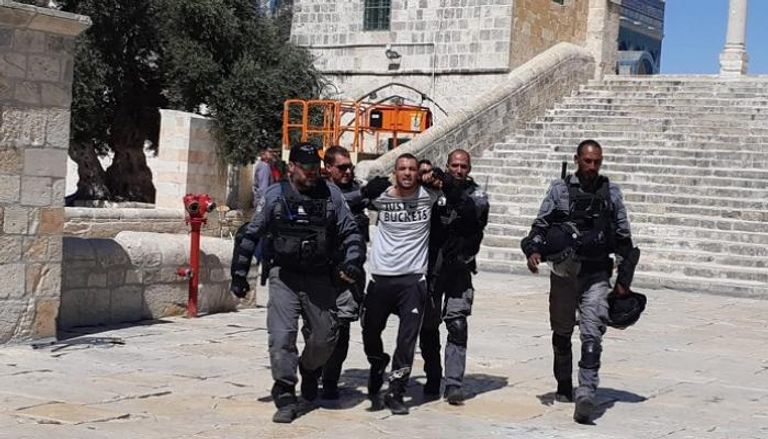 شرطة الاحتلال تعتقل شابا فلسطينيا بمحيط المسجد الأقصى
