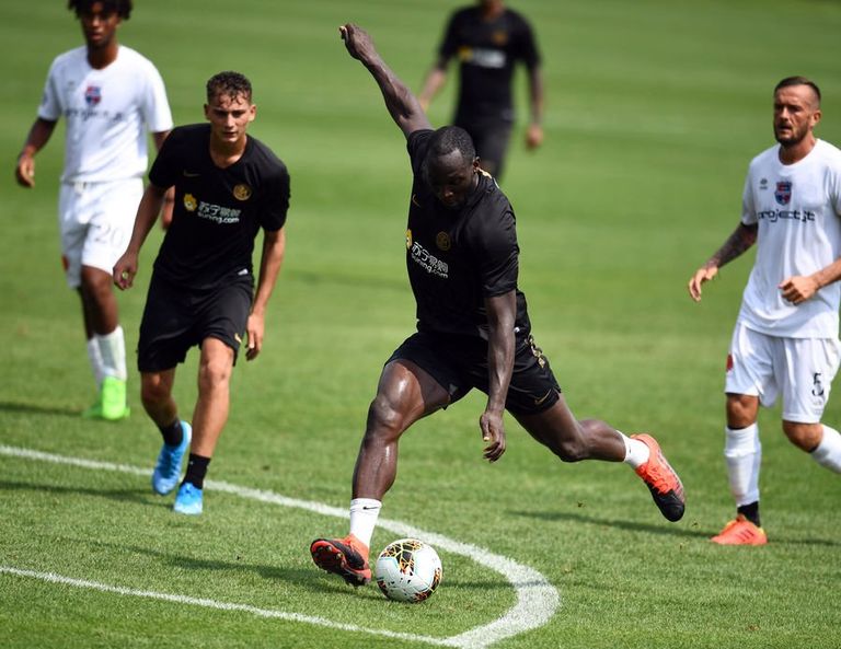 روميلو لوكاكو مهاجم إنتر ميلان في ودية بيرجامو روميلو لوكاكو