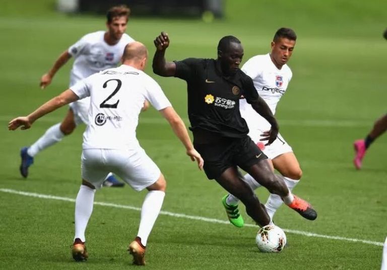 روميلو لوكاكو مهاجم إنتر ميلان يرواغ لاعبي بيرجامو روميلو لوكاكو