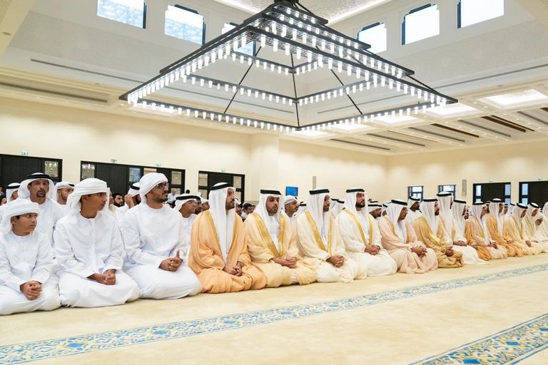 ولي عهد أبوظبي يؤدي صلاة عيد الأضحى بجامع الشيخ سلطان بن زايد