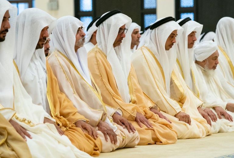 ولي عهد أبوظبي يؤدي صلاة عيد الأضحى بجامع الشيخ سلطان بن زايد