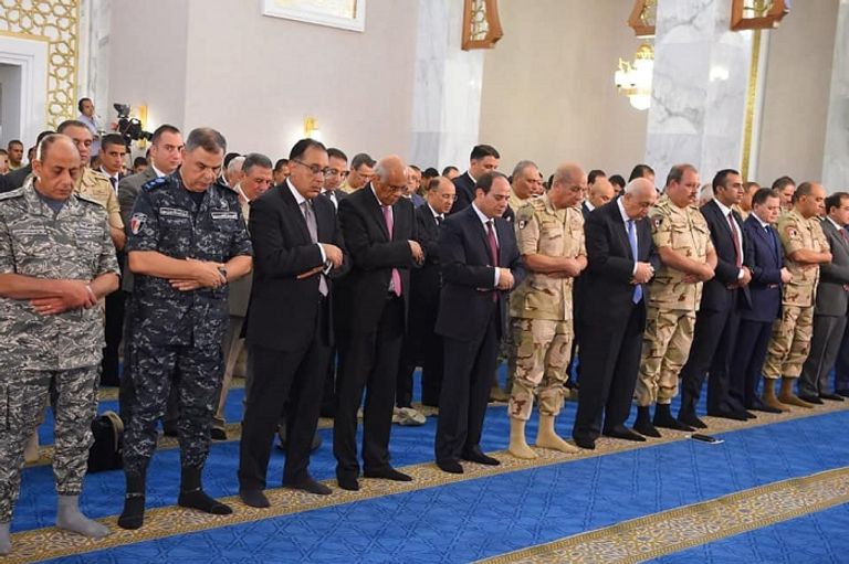 السيسي يؤدي صلاة عيد الأضحى المبارك بمدينة العلمين الجديدة