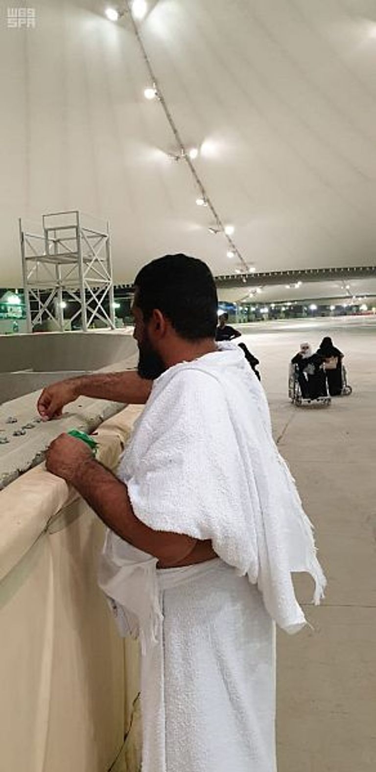 حجاج بيت الله الحرام خلال رمي الجمرات