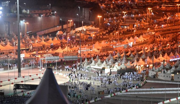 الحجاج يقبلون على مشعر منى لرمي جمرة العقبة