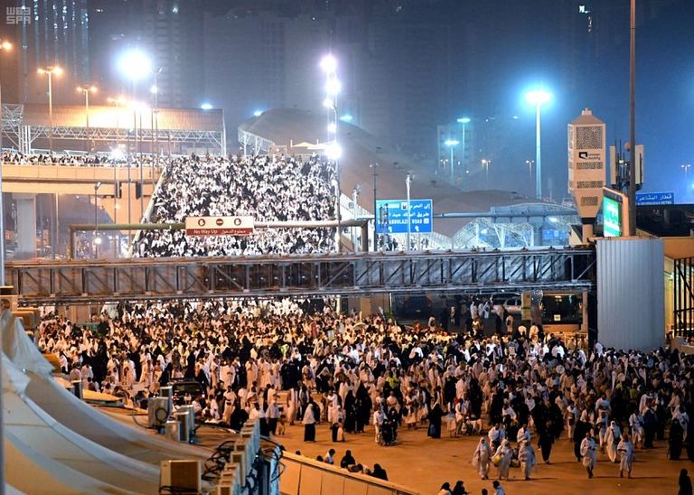 الحجاج يقبلون على مشعر منى لرمي جمرة العقبة