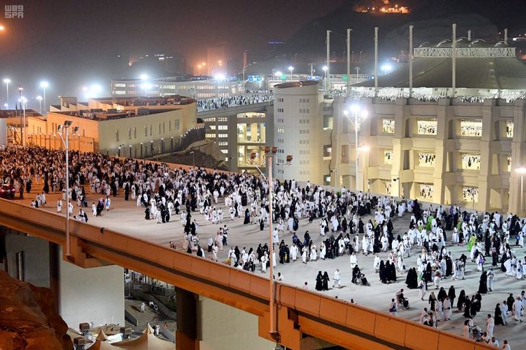 الحجاج يقبلون على مشعر منى لرمي جمرة العقبة