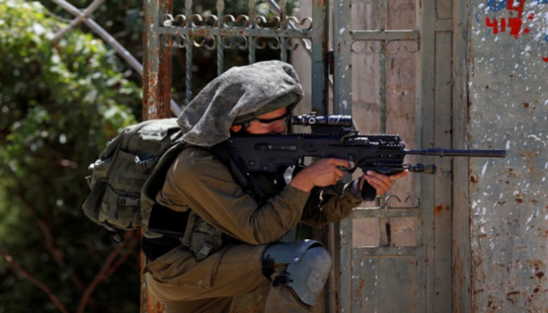 جندي إسرائيلي يطلق النار صوب الفلسطينيين