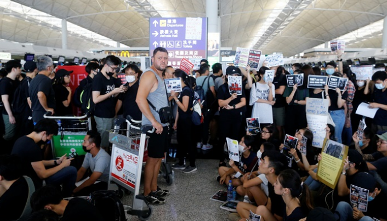 تكدس المسافرين بمطار هونج كونج - رويترز