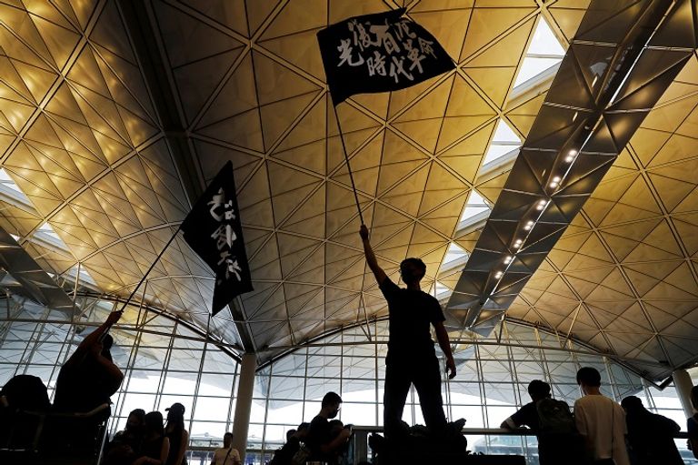 تكدس المسافرين بمطار هونج كونج - رويترز