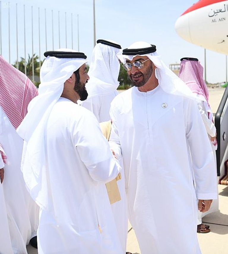 الشيخ محمد بن زايد آل نهيان لحظة الوصول إلى جدة  الشيخ محمد بن زايد آل نهيان والأمير خالد بن سلمان بن عبدالعزيز