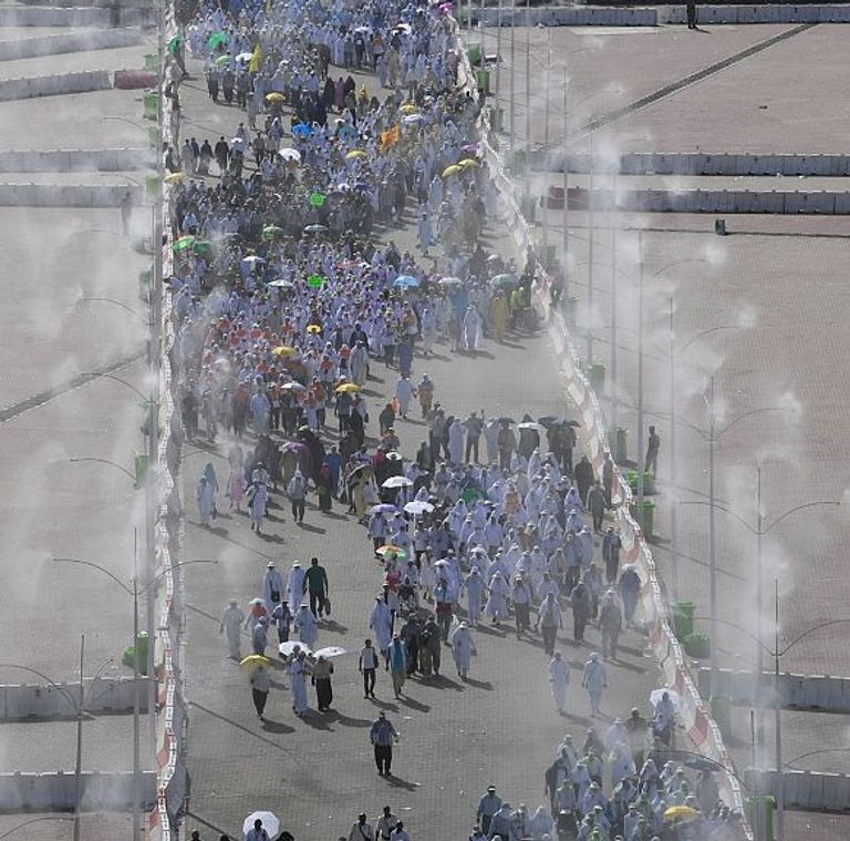 الحجاج يرمون الجمرات في أول أيام التشريق - أرشيفية