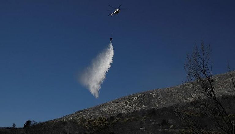 رجال الإطفاء يخمدون حريقا على جبل هيميتوس قرب أثينا