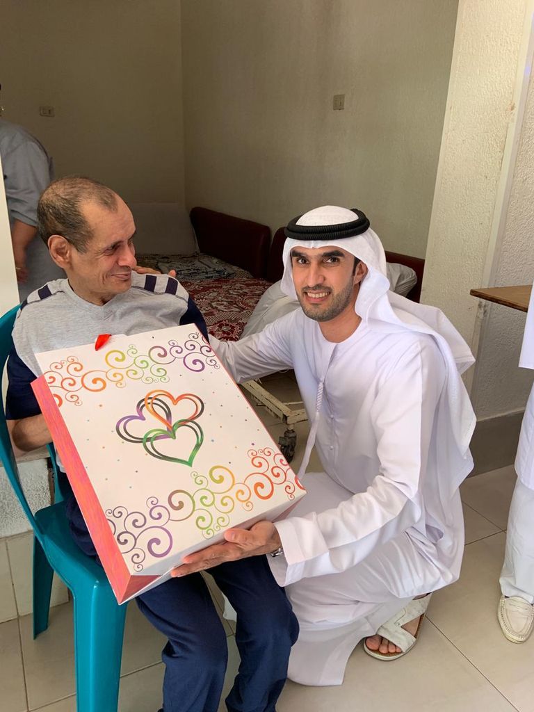 وفد سفارة الإمارات يزور مرضى مستشفى