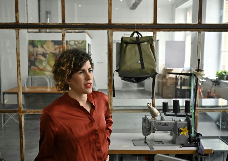 تصنيع الحقائب بمشغل شركة "ميميكري"