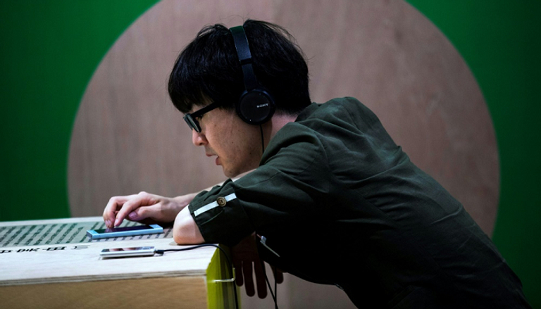 زائر يستمع إلى الموسيقى بجهاز "ووكمان" في معرض طوكيو