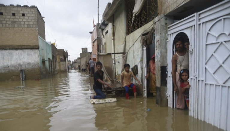 مياه الأمطار تجتاح شوارع كراتشي